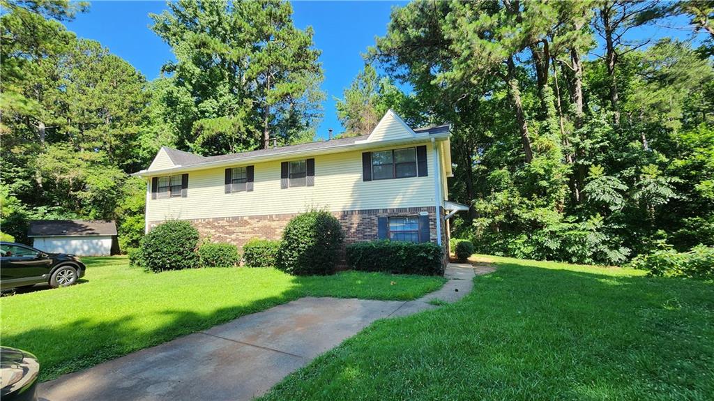 a view of a yard in front of house