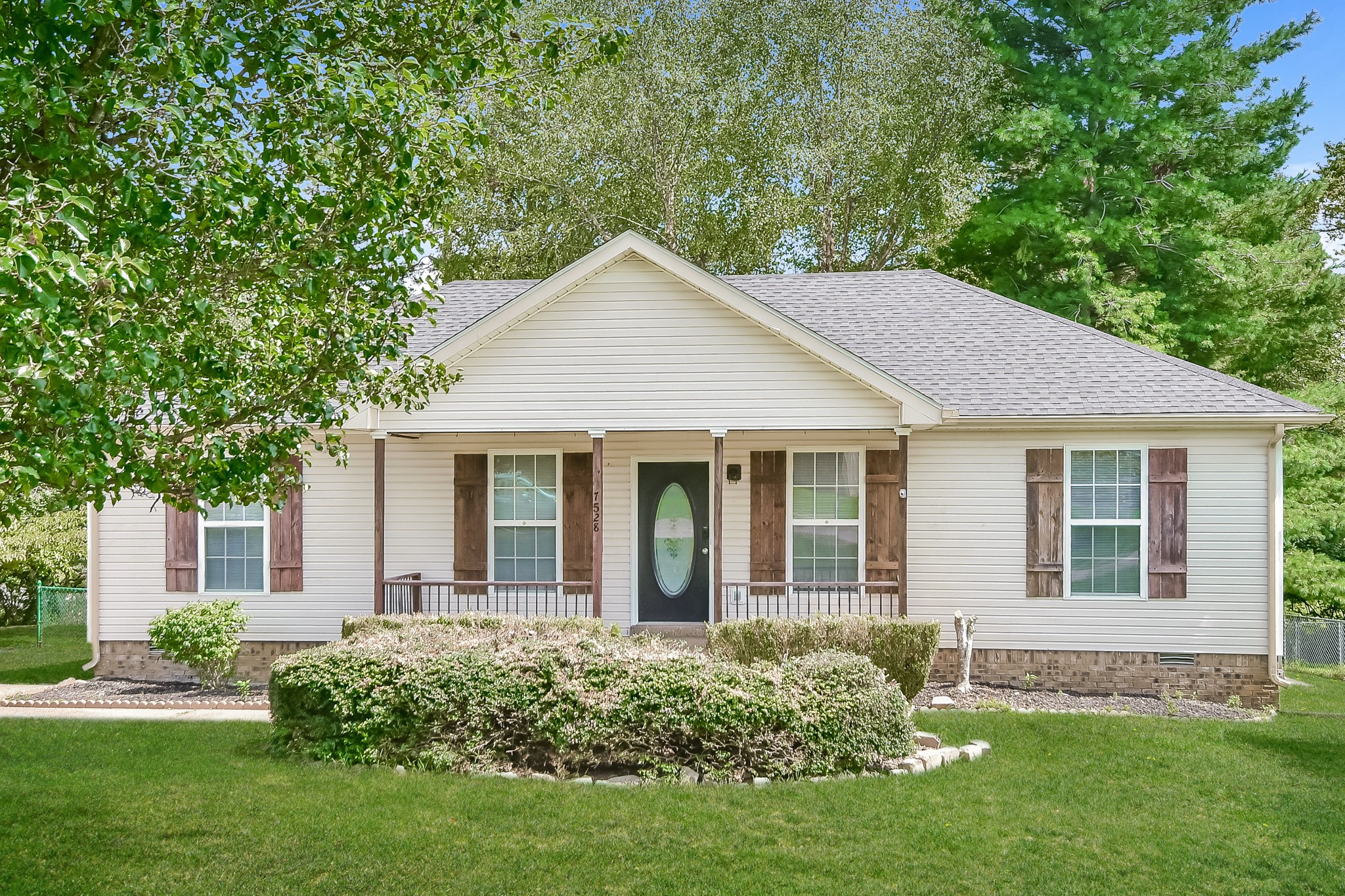 a view of front of a house with a yard