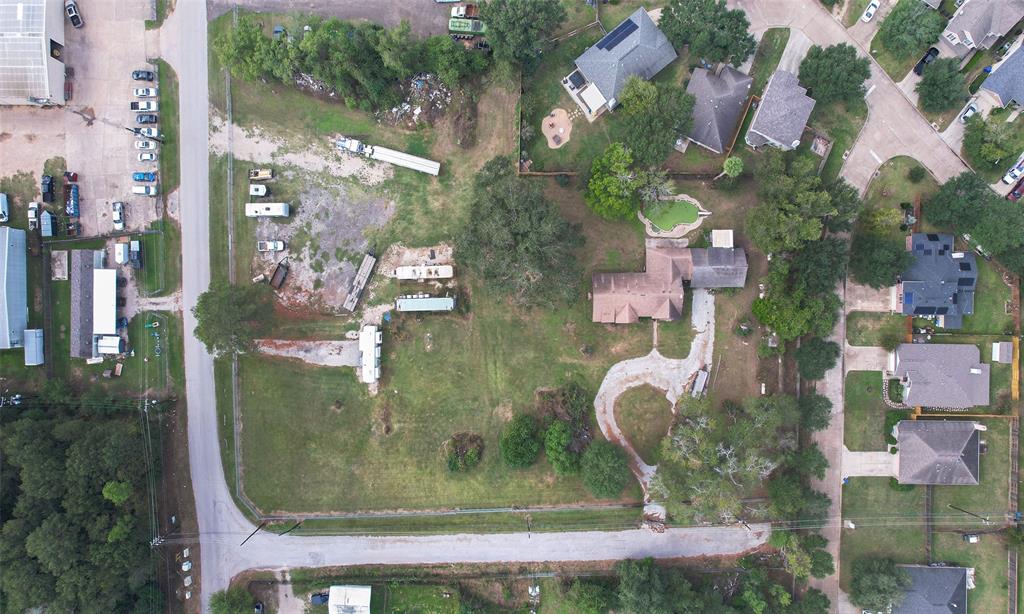 a view of fountain in a backyard