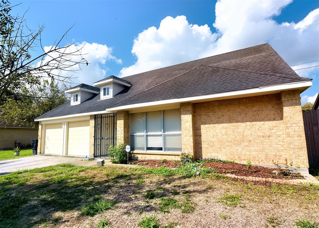 a view of a house with backyard and a tree