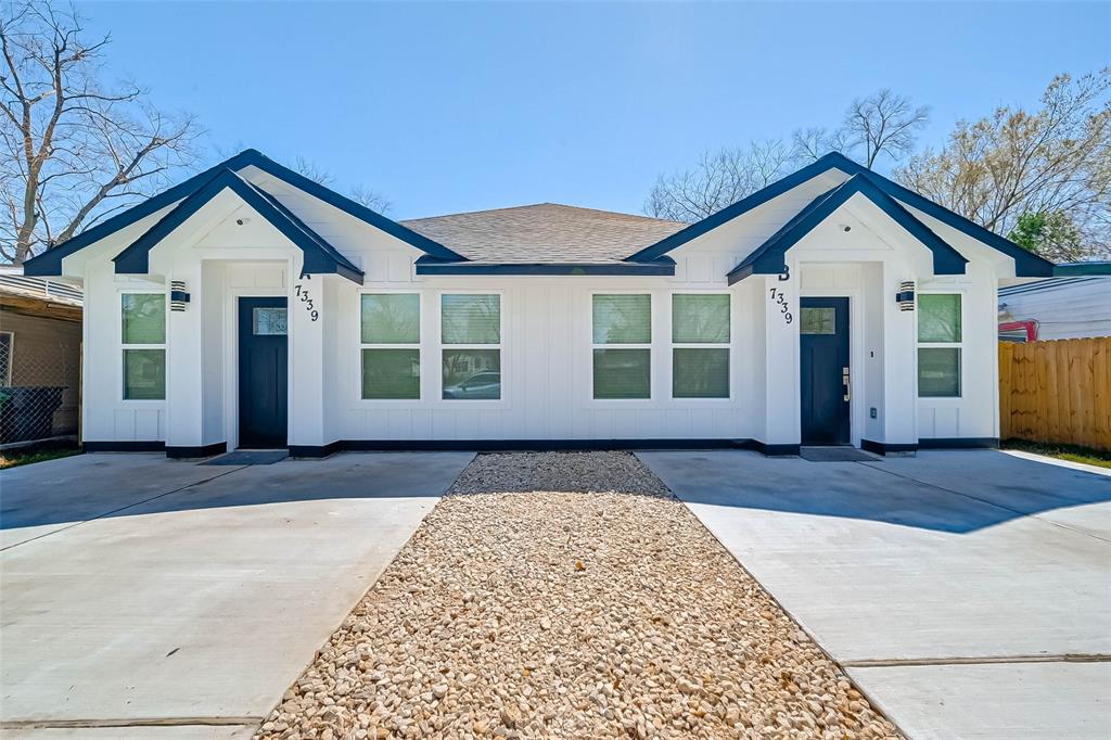 a view of front a house with a yard