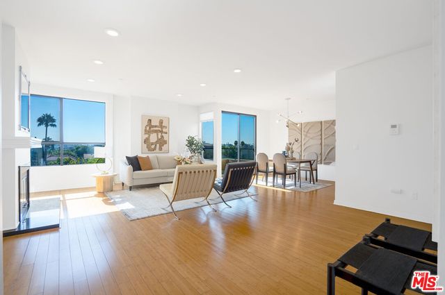 $939,000 | 871 Crenshaw Boulevard, Unit 404 | Hancock Park-Wilshire