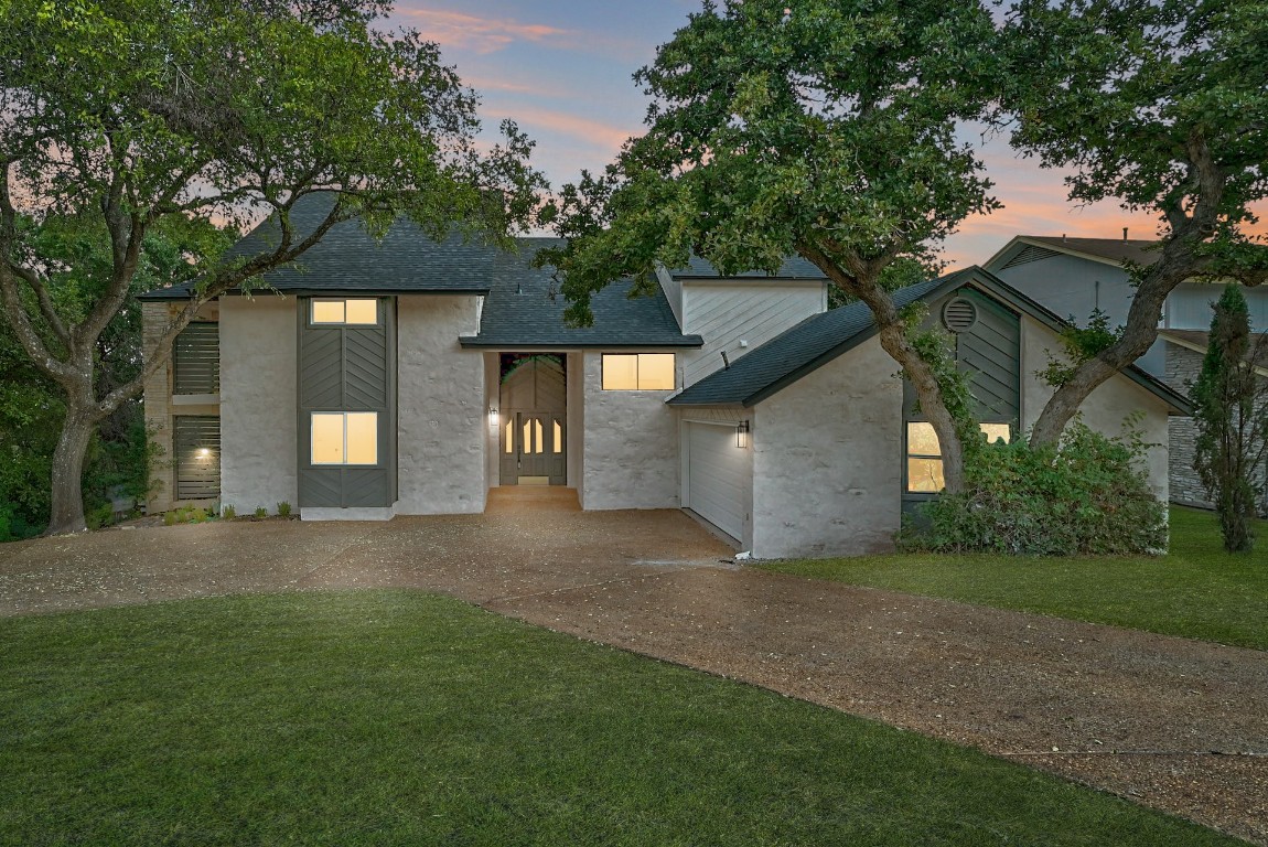 a view of a house with a yard