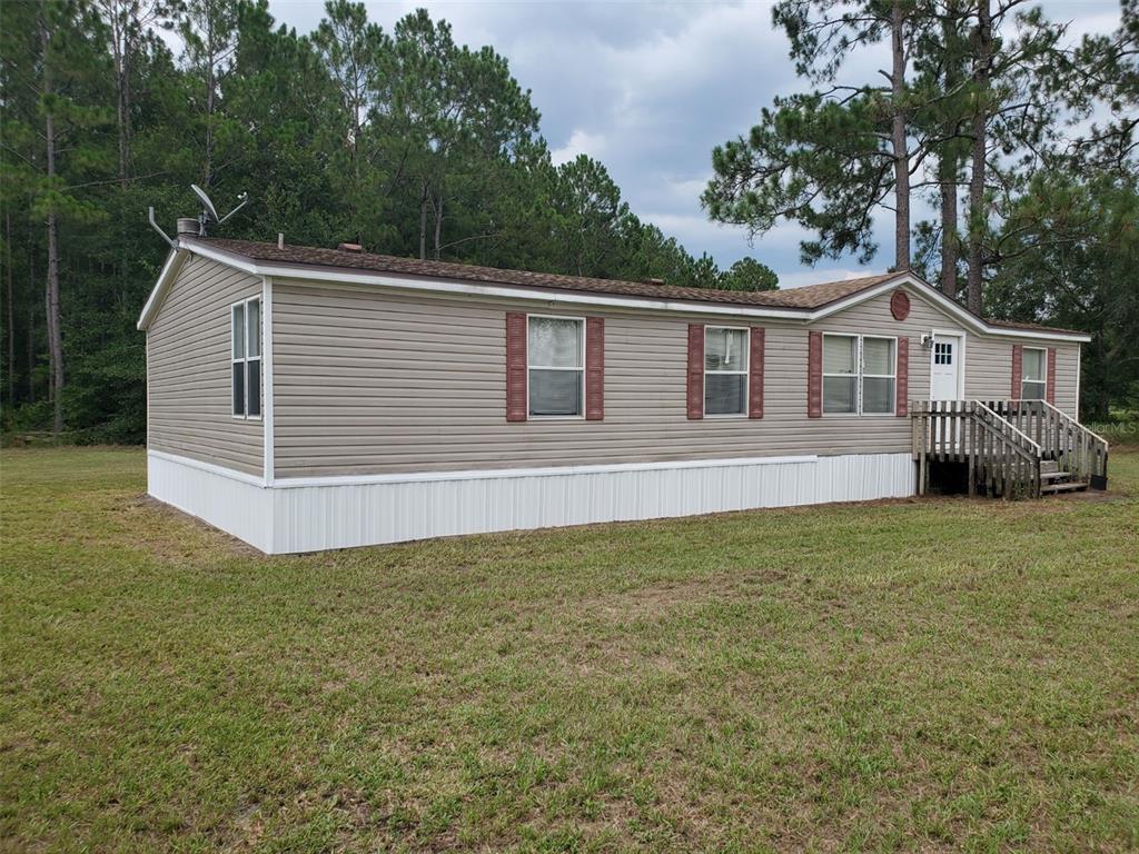 a view of a house with a backyard