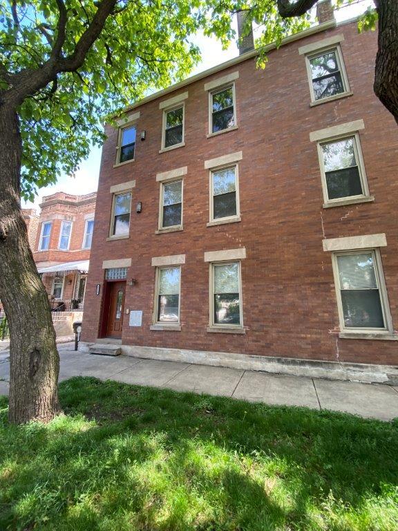 a brick building that has a lots of windows in it