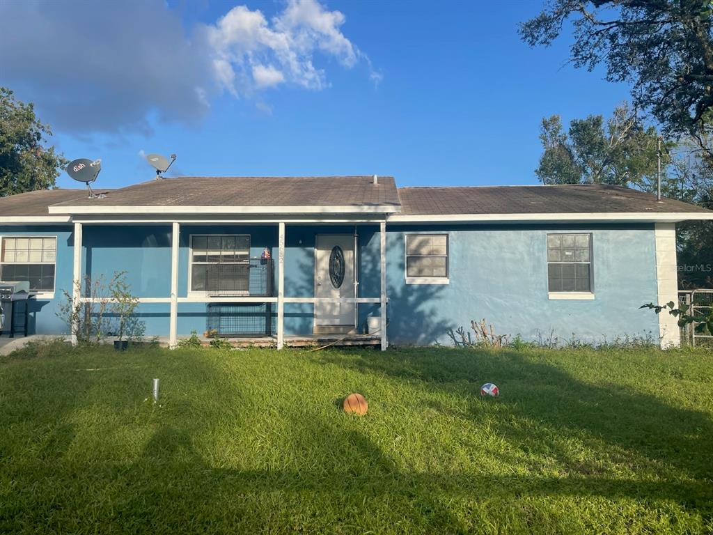 a view of a house with a yard