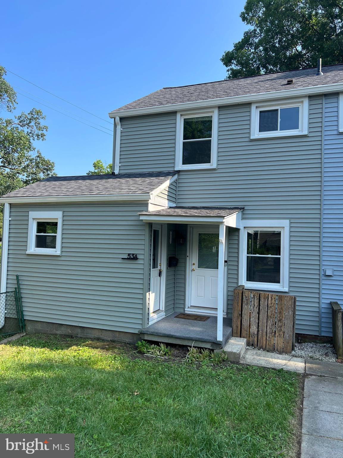 a view of front of a house with a yard