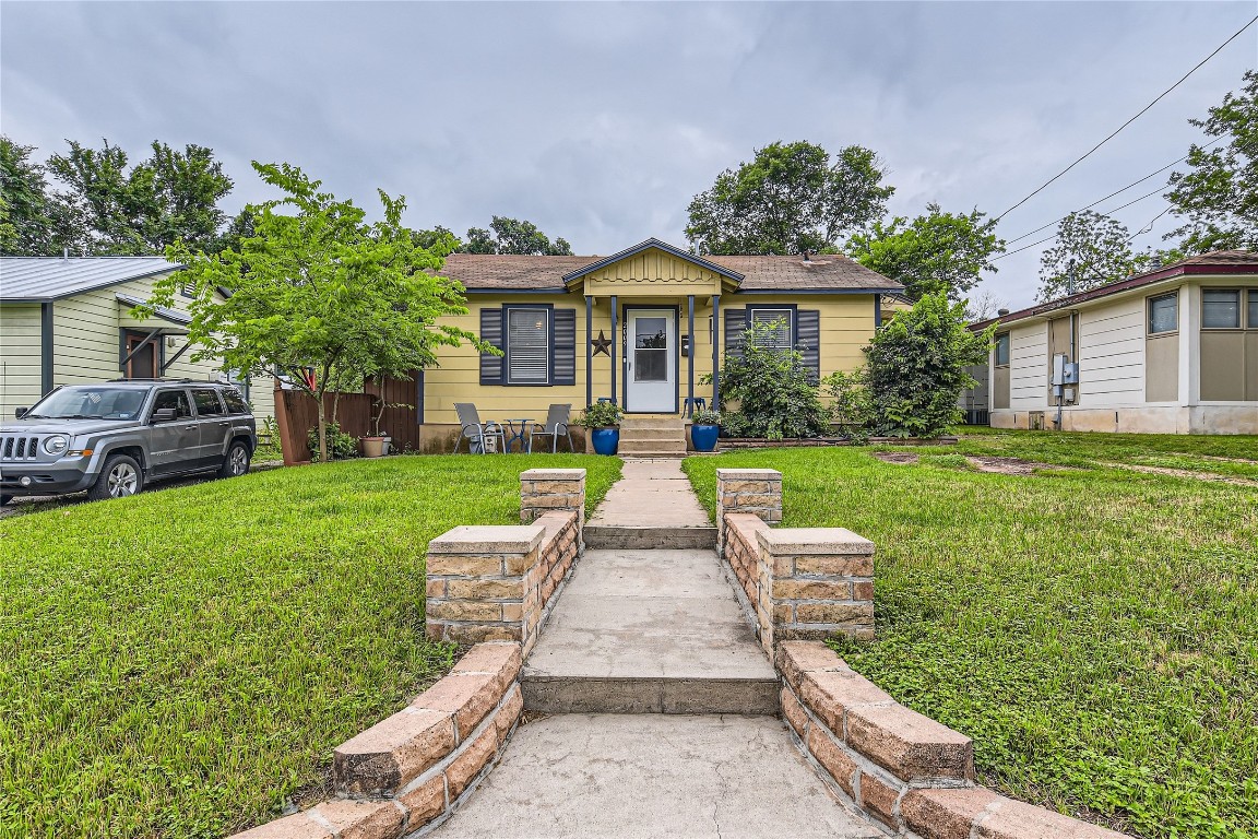 a view of a house with a yard