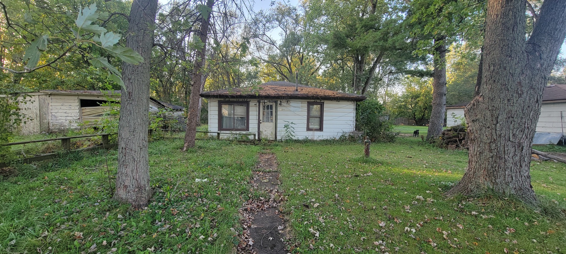 a view of a house with a backyard