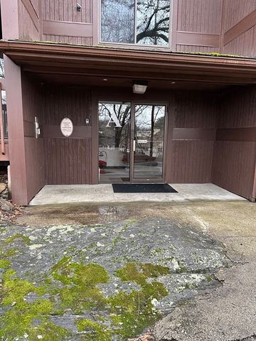 $2,090 | 340 Sunderland Road, Unit 13A | East Worcester