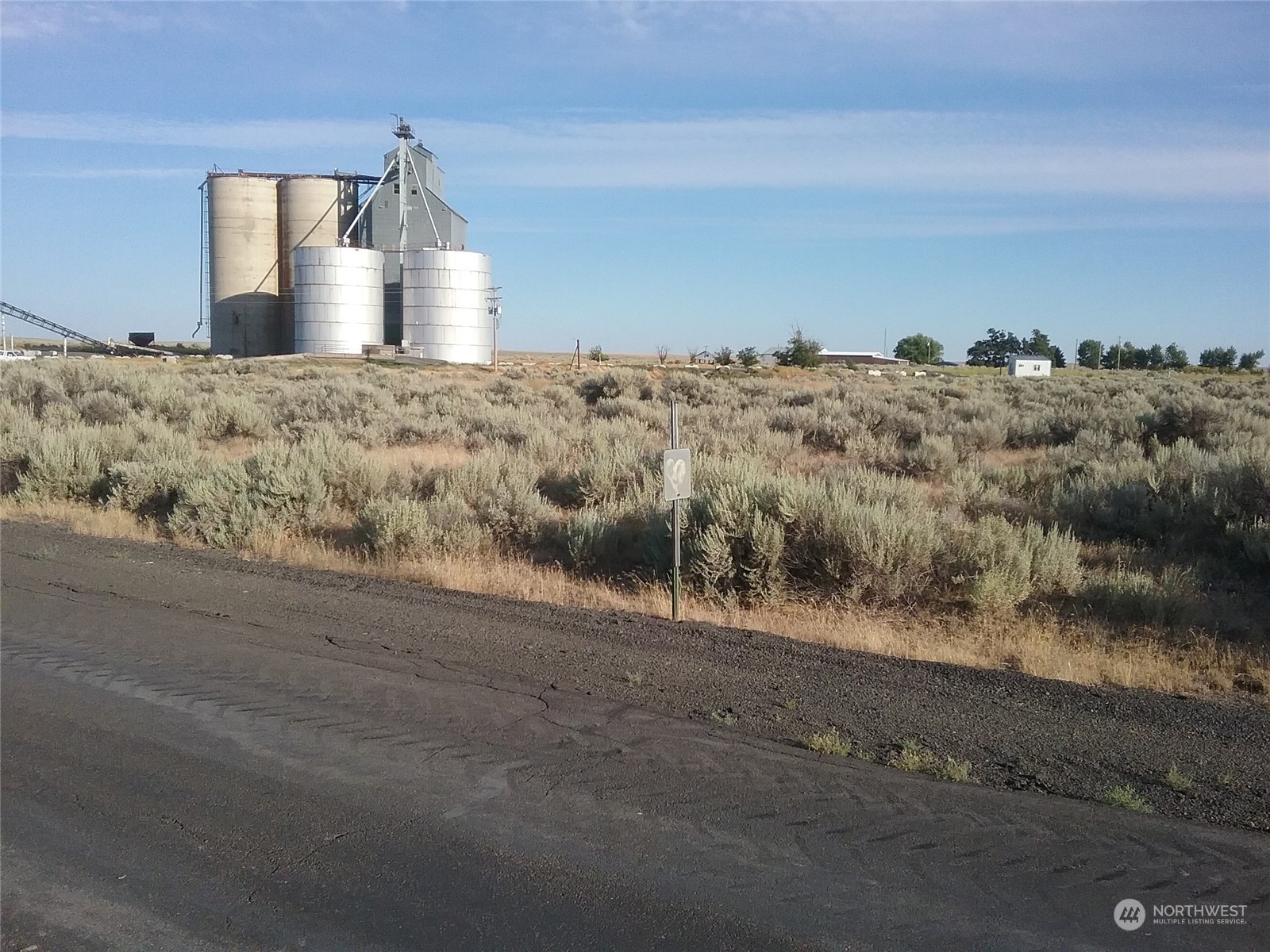 a view of a house with a dry yard