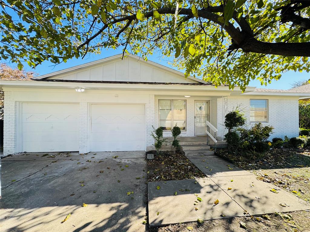 a front view of house with yard