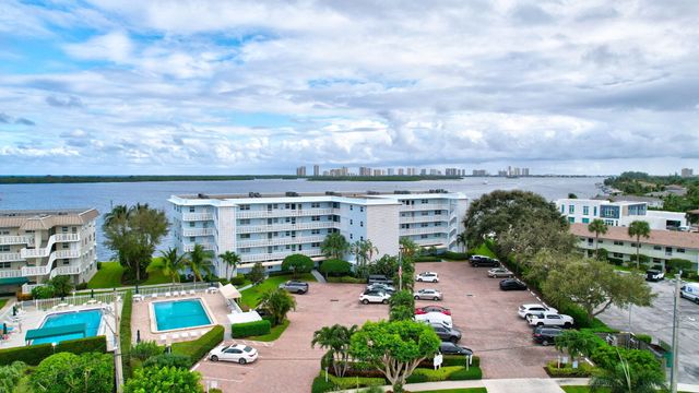 $479,900 | 60 Yacht Club Drive, Unit 106 | North Palm Beach