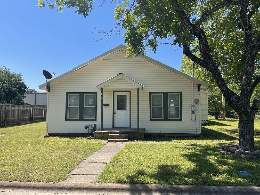 a view of a house with a yard