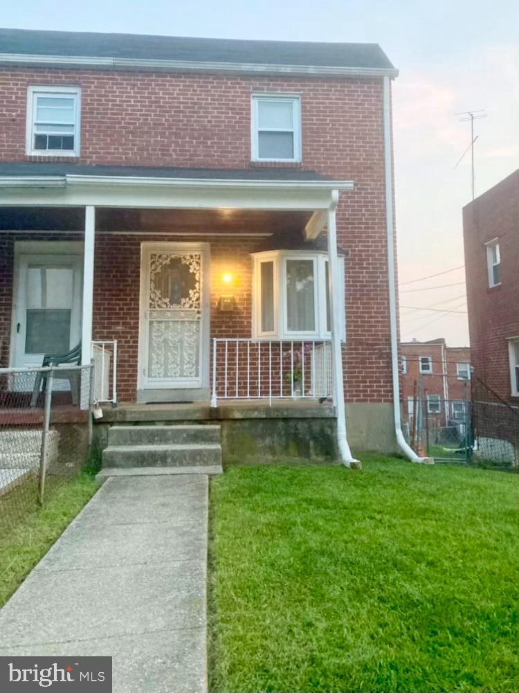 a view of front of a house with a yard