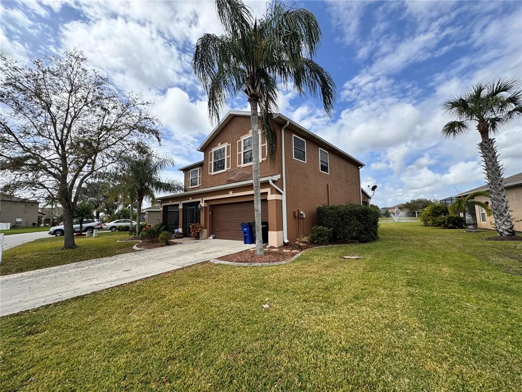 a view of a house with a yard