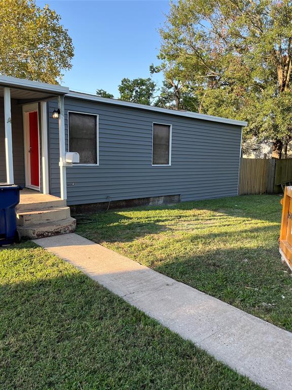 a view of a backyard with small cabin