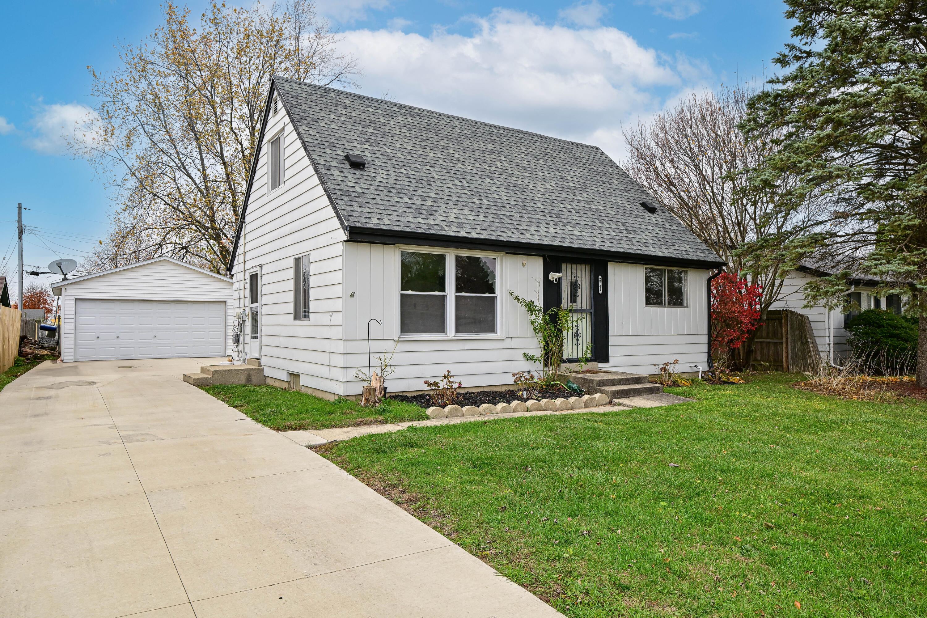 Front of House w/Garage