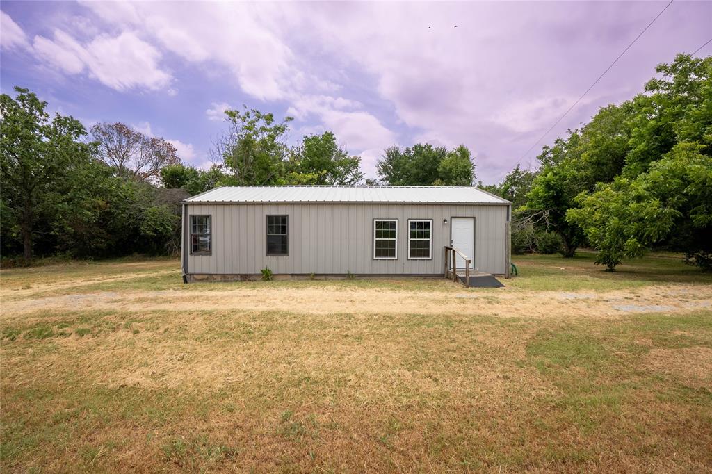 a view of a house with a backyard