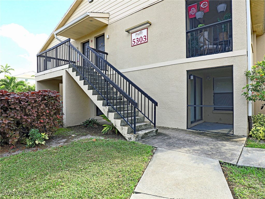 a view of entryway with a front door