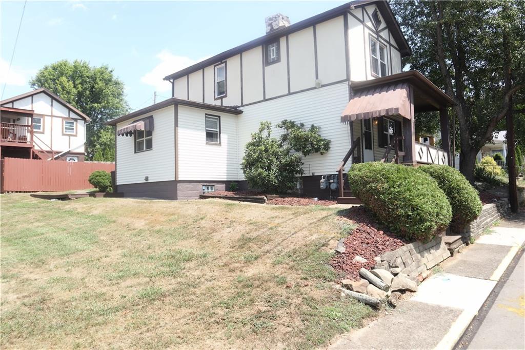 a view of a house with a yard