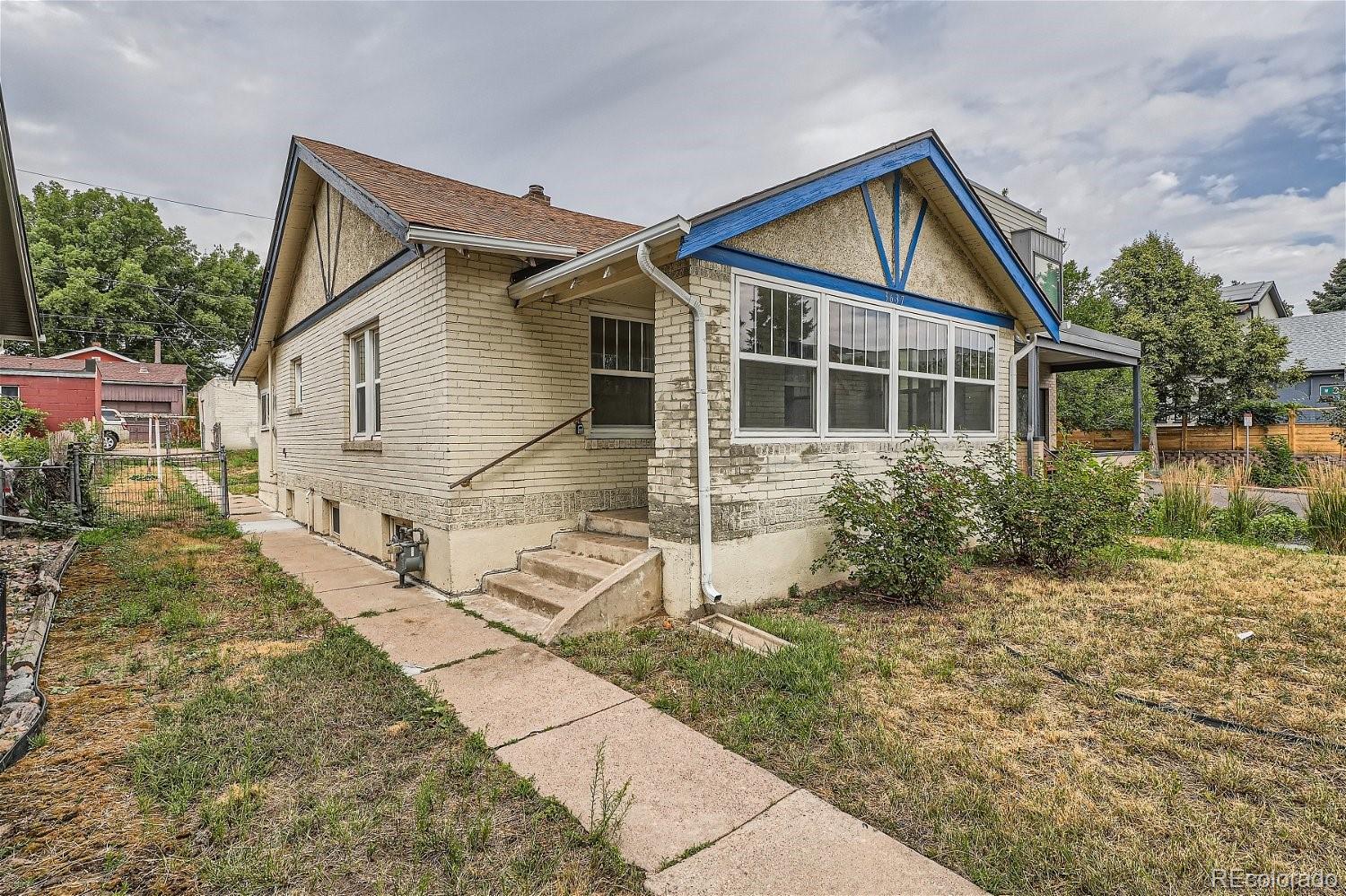 a view of house with a yard