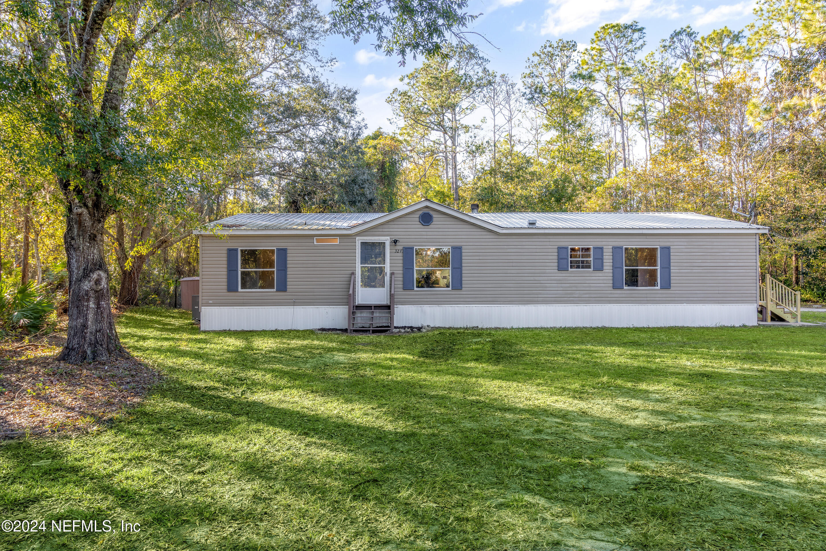 a view of a house with a backyard