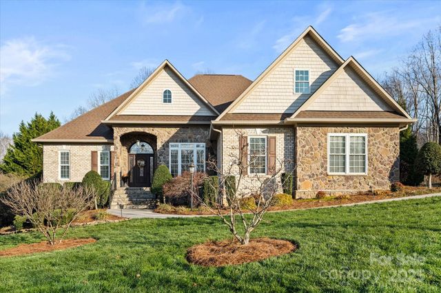 $649,000 | 1076 Fox Chase Drive | Hickory