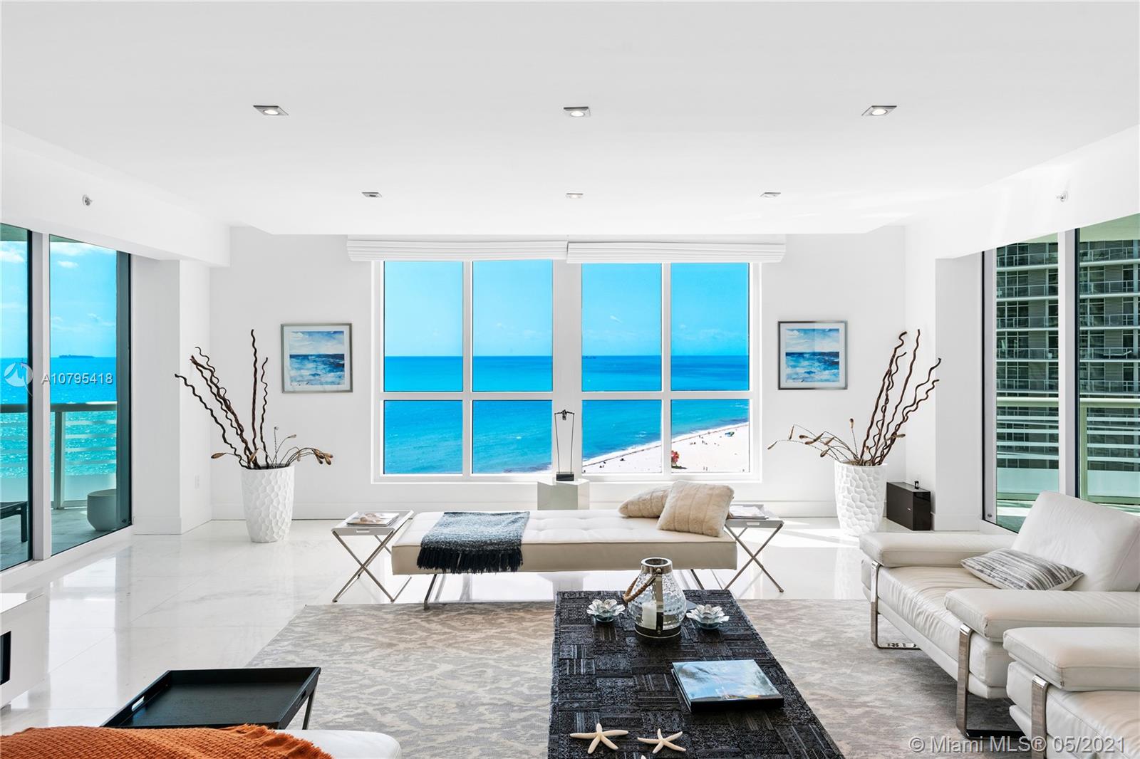 Miami Beach, Florida luôn là điểm đến của những người yêu thích sự sang trọng và đẳng cấp. Với hình ảnh bất động sản cao cấp tại đây, bạn sẽ được chiêm ngưỡng những căn biệt thự rực rỡ và những khung cảnh tuyệt đẹp trong khu vực biển xanh như ngọc. 