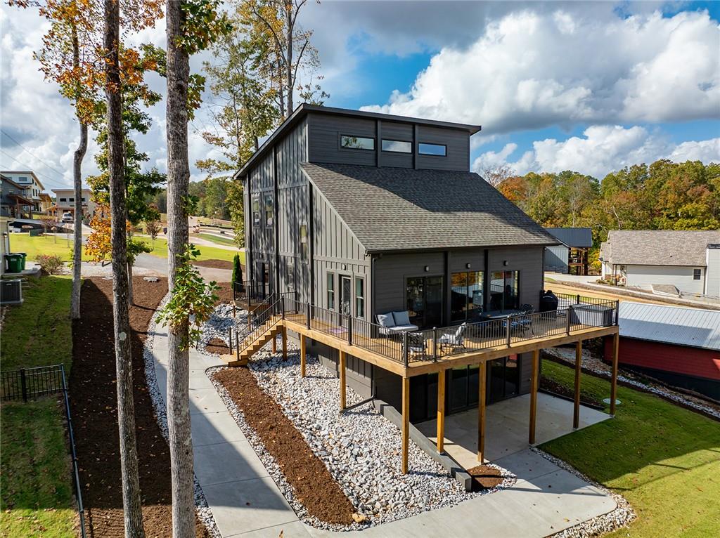 Welcome to your dream lakefront chalet retreat in the attractive Janda Hill Subdivision on Lake Keowee! This charming home is the perfect oasis, featuring a wrap-around porch that seamlessly blends indoor, and outdoor entertaining.