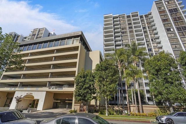 $849,999 | 343 Pioneer Drive, Unit 703 | South Glendale