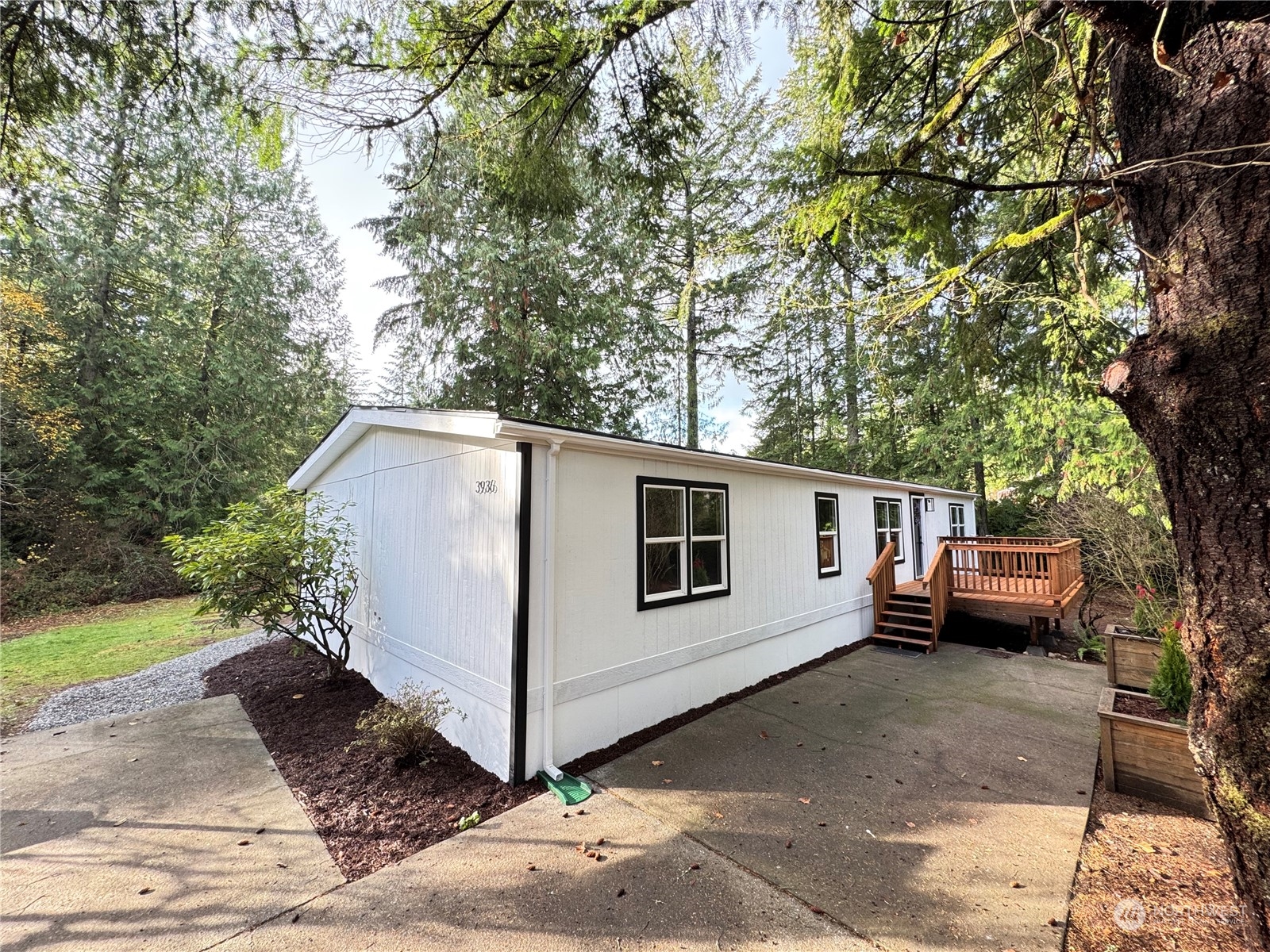 a view of a house with a yard