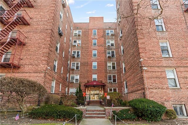 $649,000 | 243 McDonald Avenue, Unit 1D | Windsor Terrace