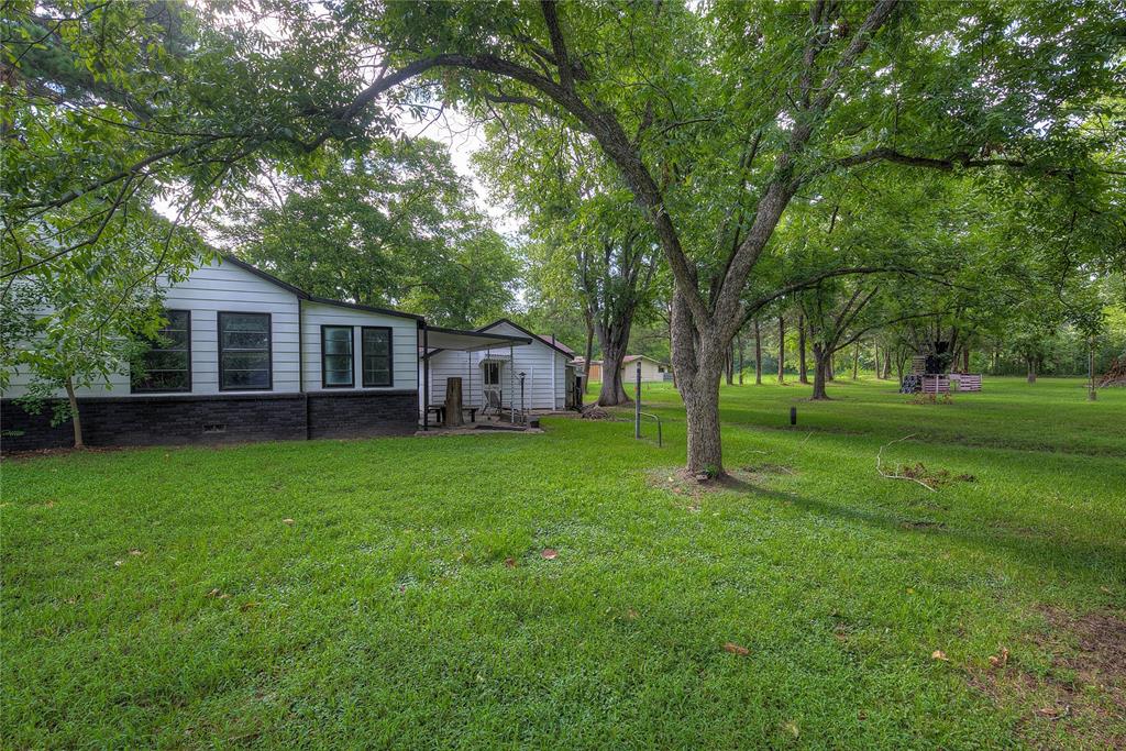 a view of a house with backyard and garden