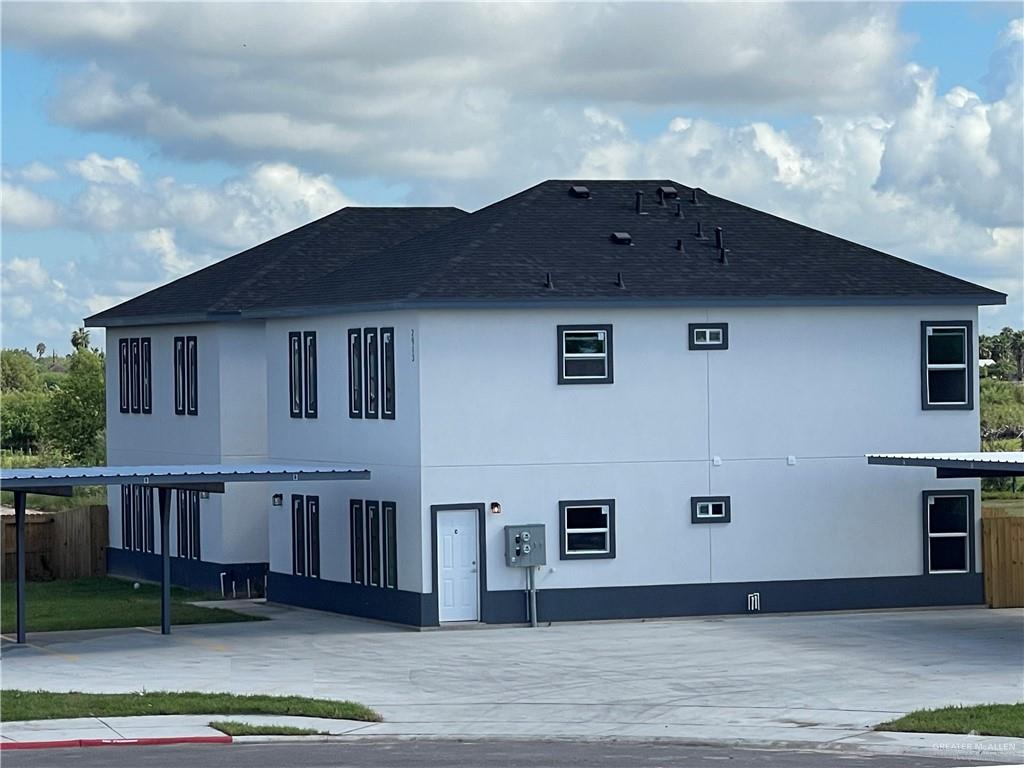 a view of a house with a yard