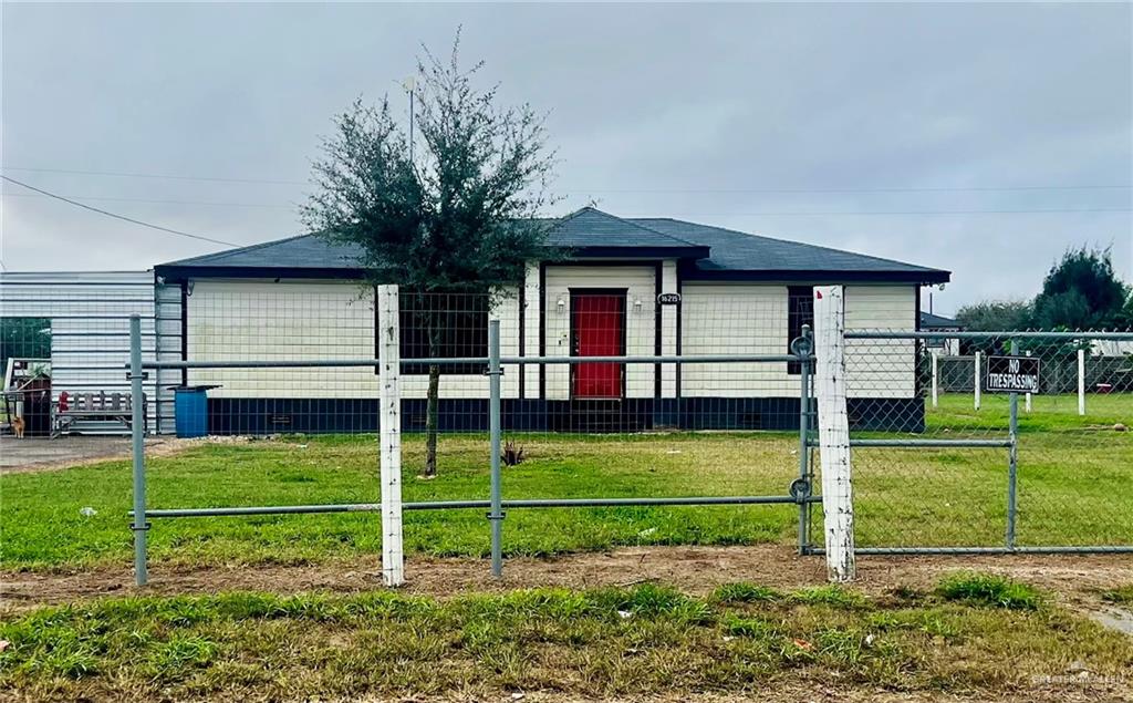 View of front facade featuring a front lawn