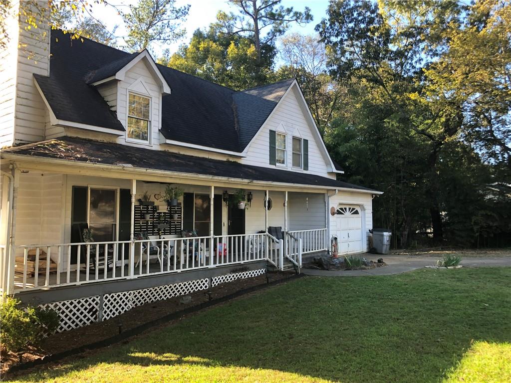 a view of a house with a yard