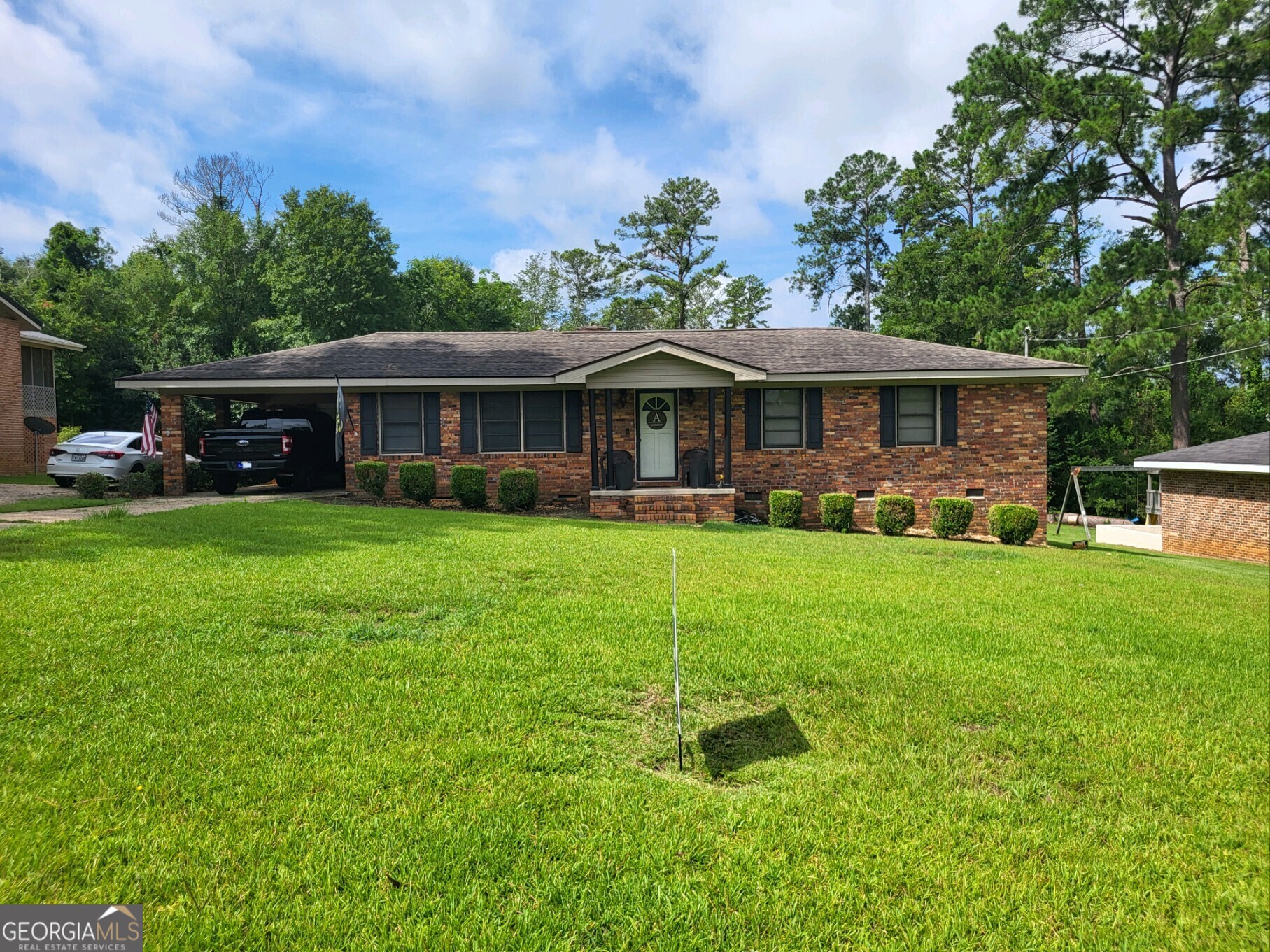 a view of a house with a yard