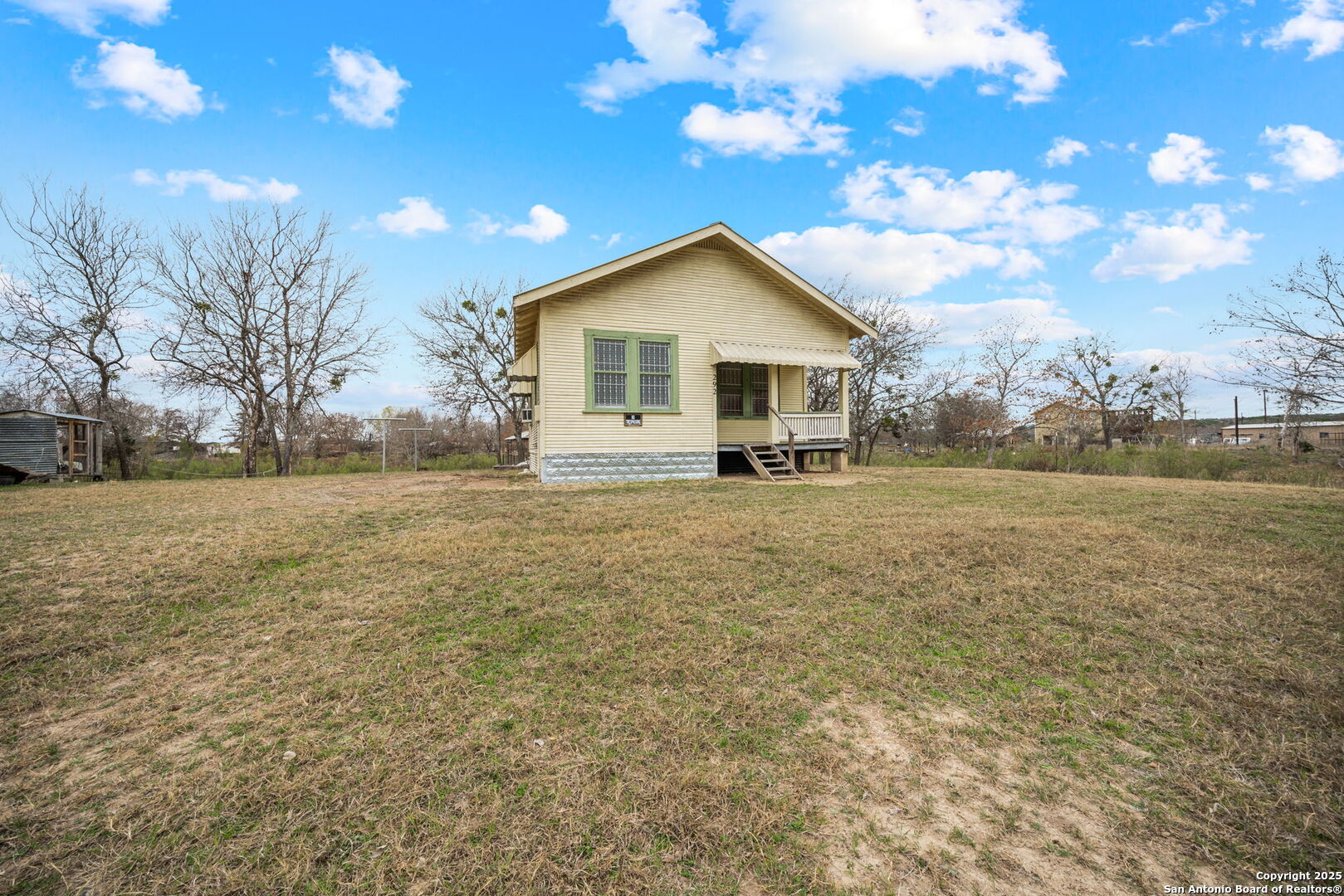 a view of a house with a yard