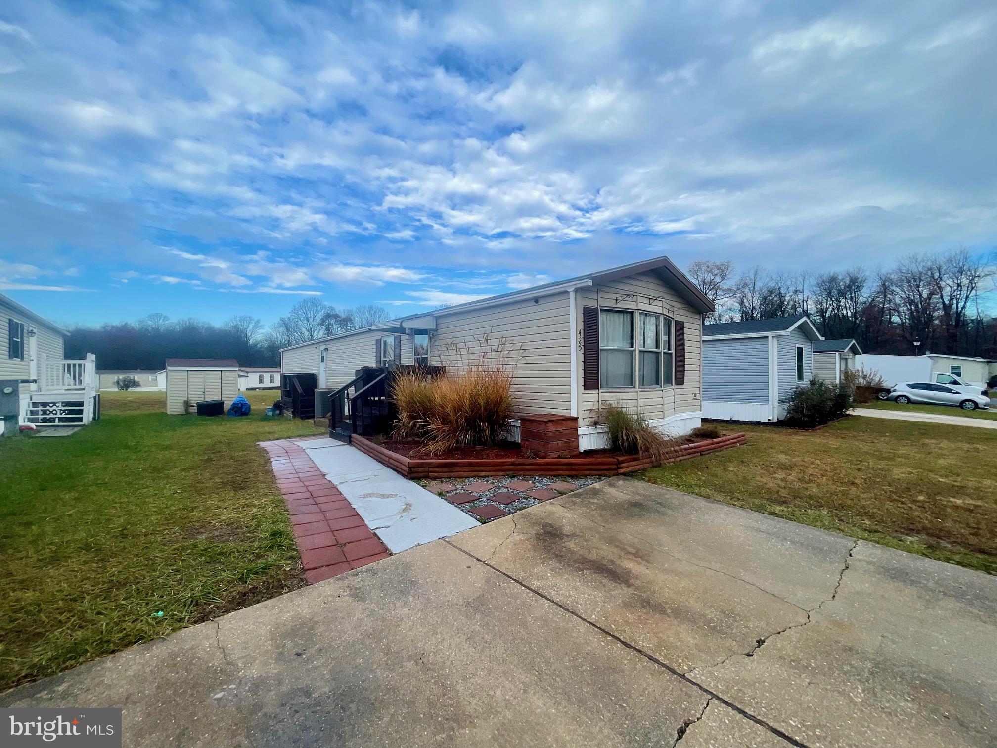 a view of a house with backyard and porch