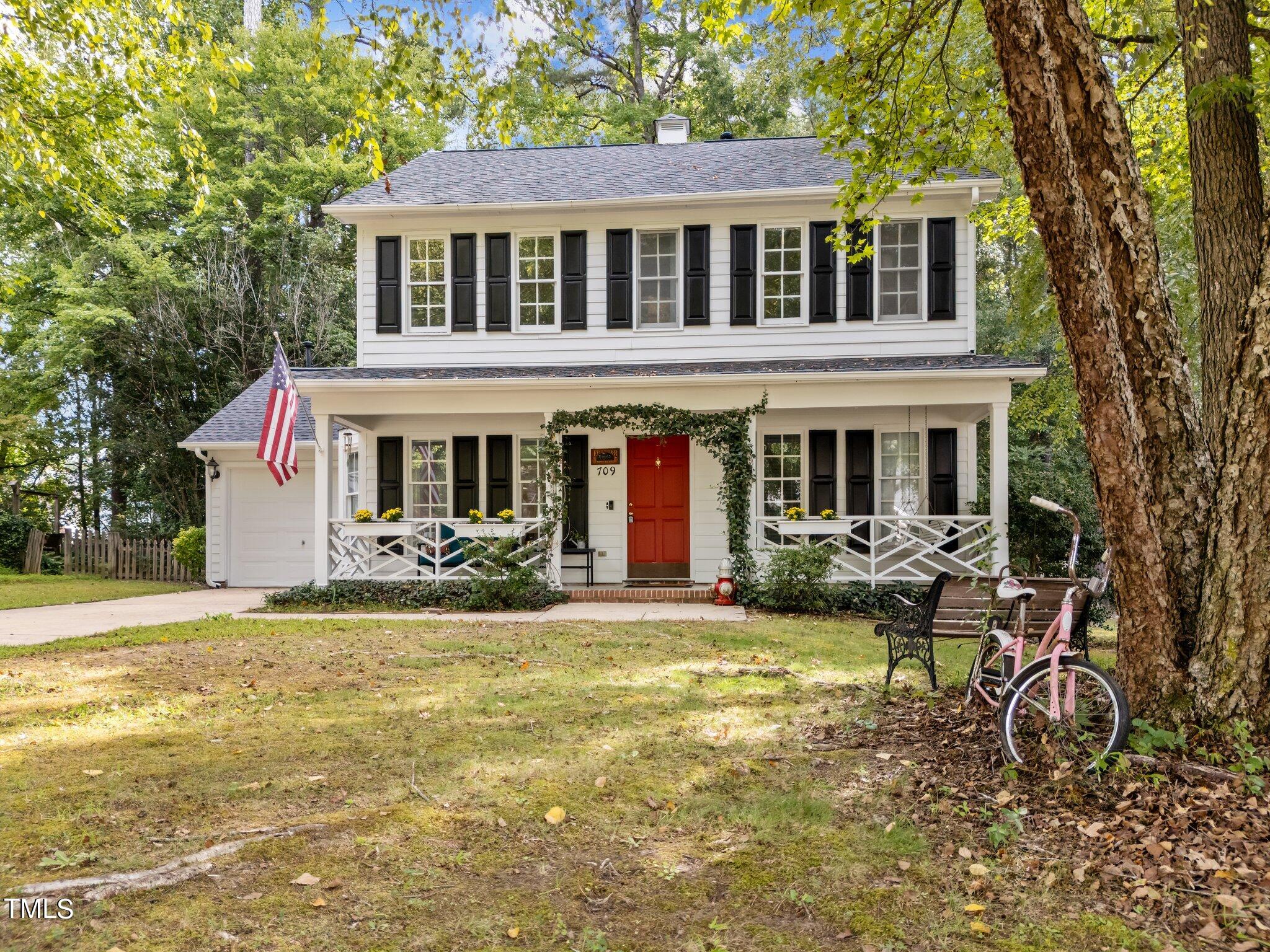 a view of a yard in front of a house