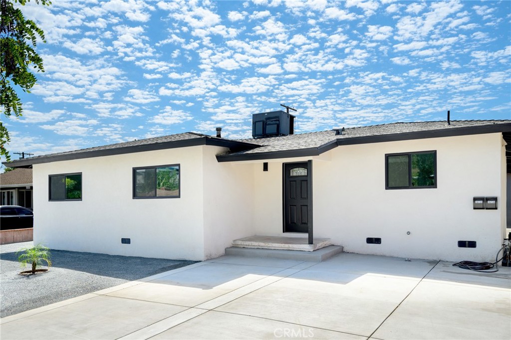 a house view with a backyard space