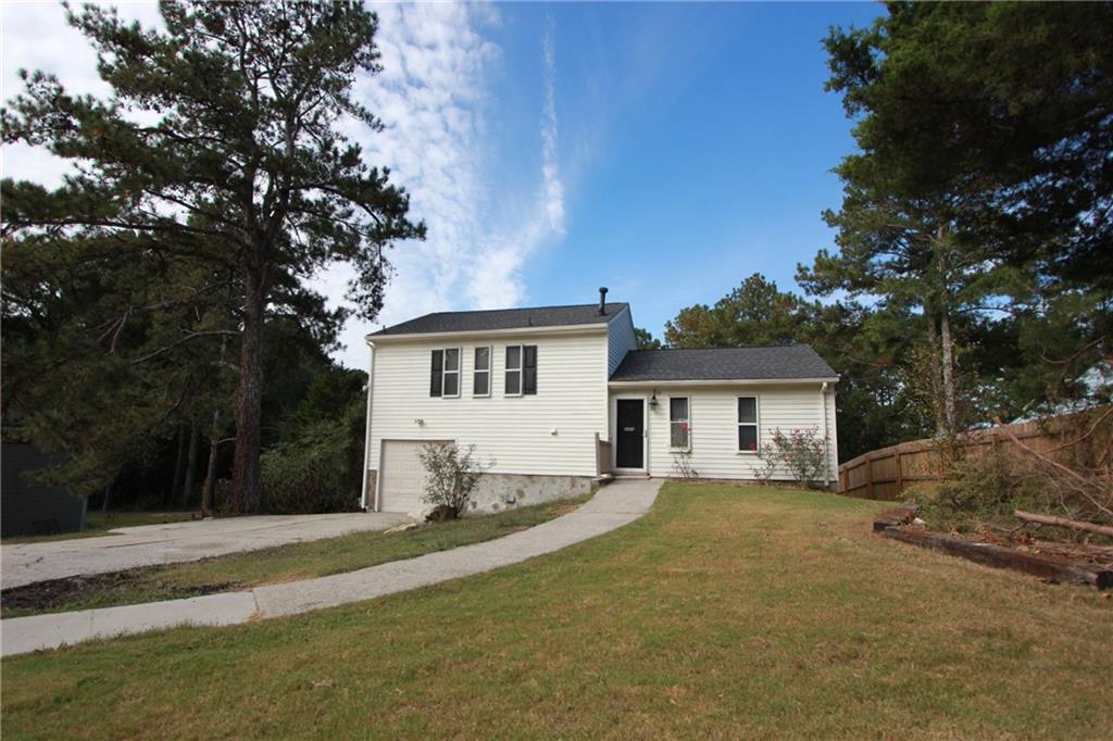 a view of a house with a yard