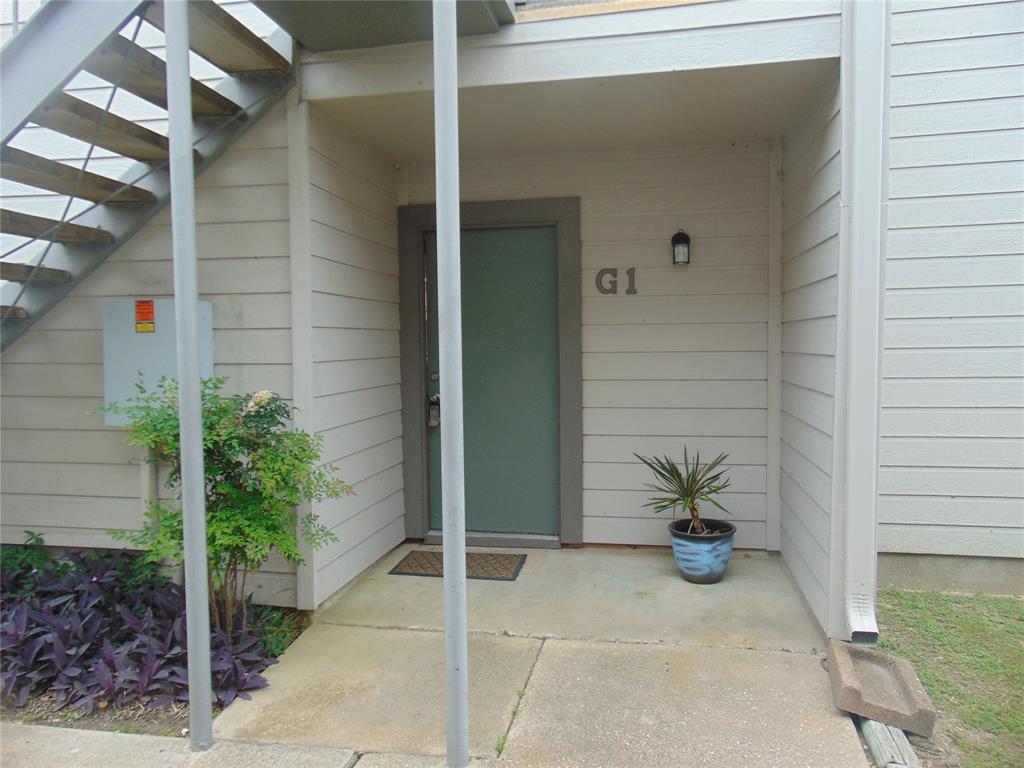 a view of an entrance of the house