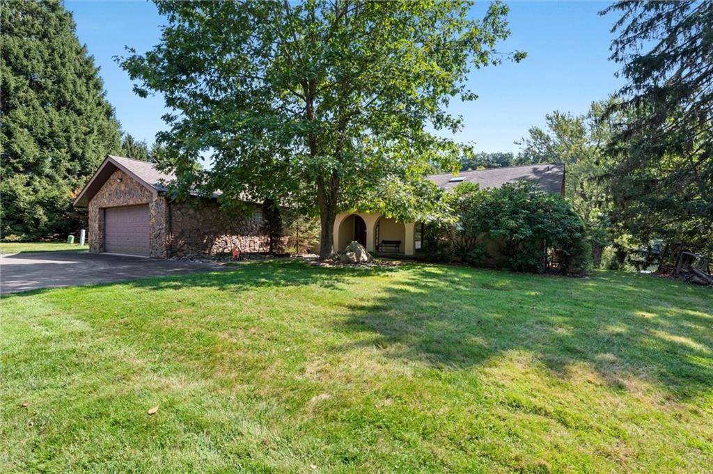 a view of a house with backyard and garden