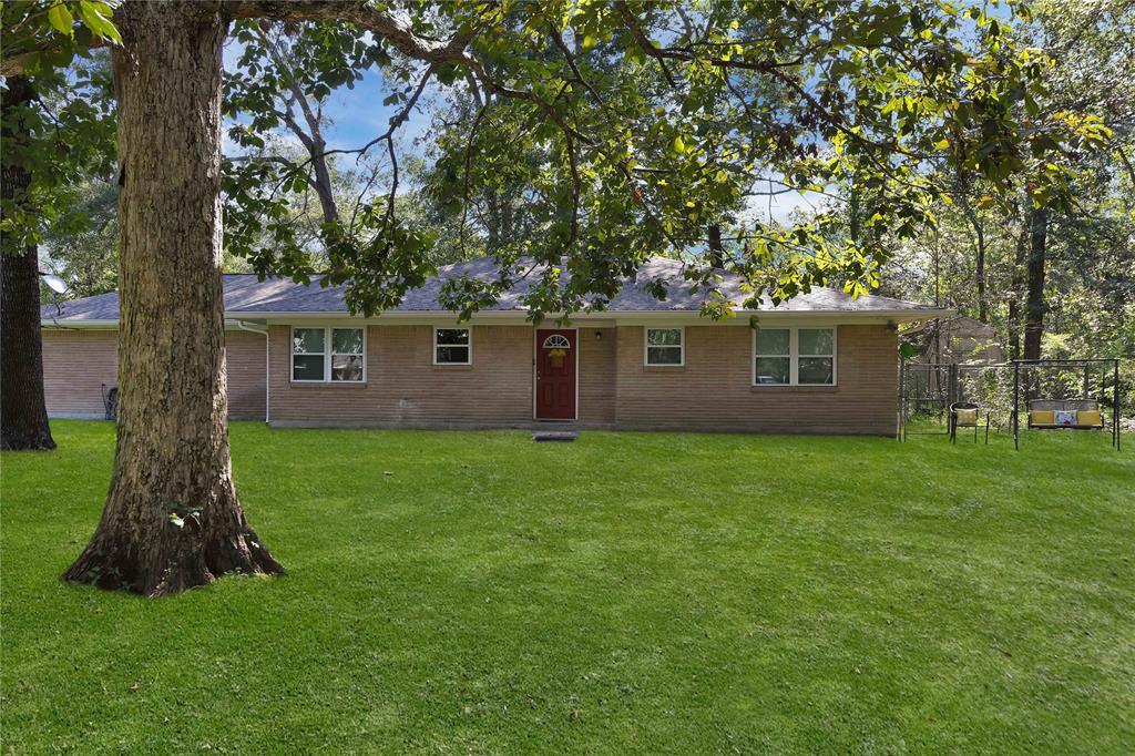 a view of a house with a backyard