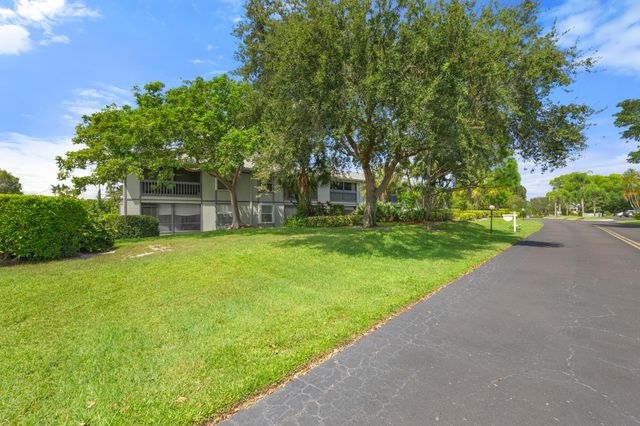 $295,000 | 8163 Southeast Croft Circle, Unit 2 | Hobe Sound