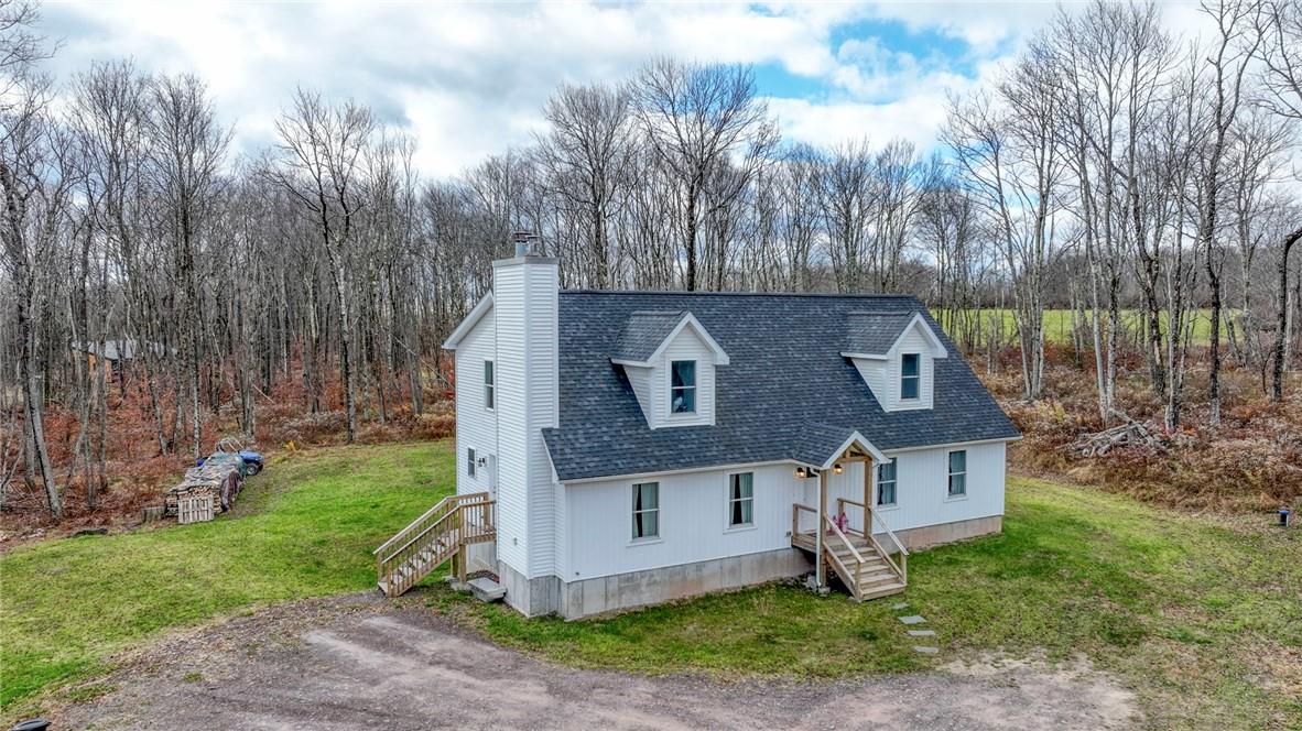 Cape cod house with a front yard