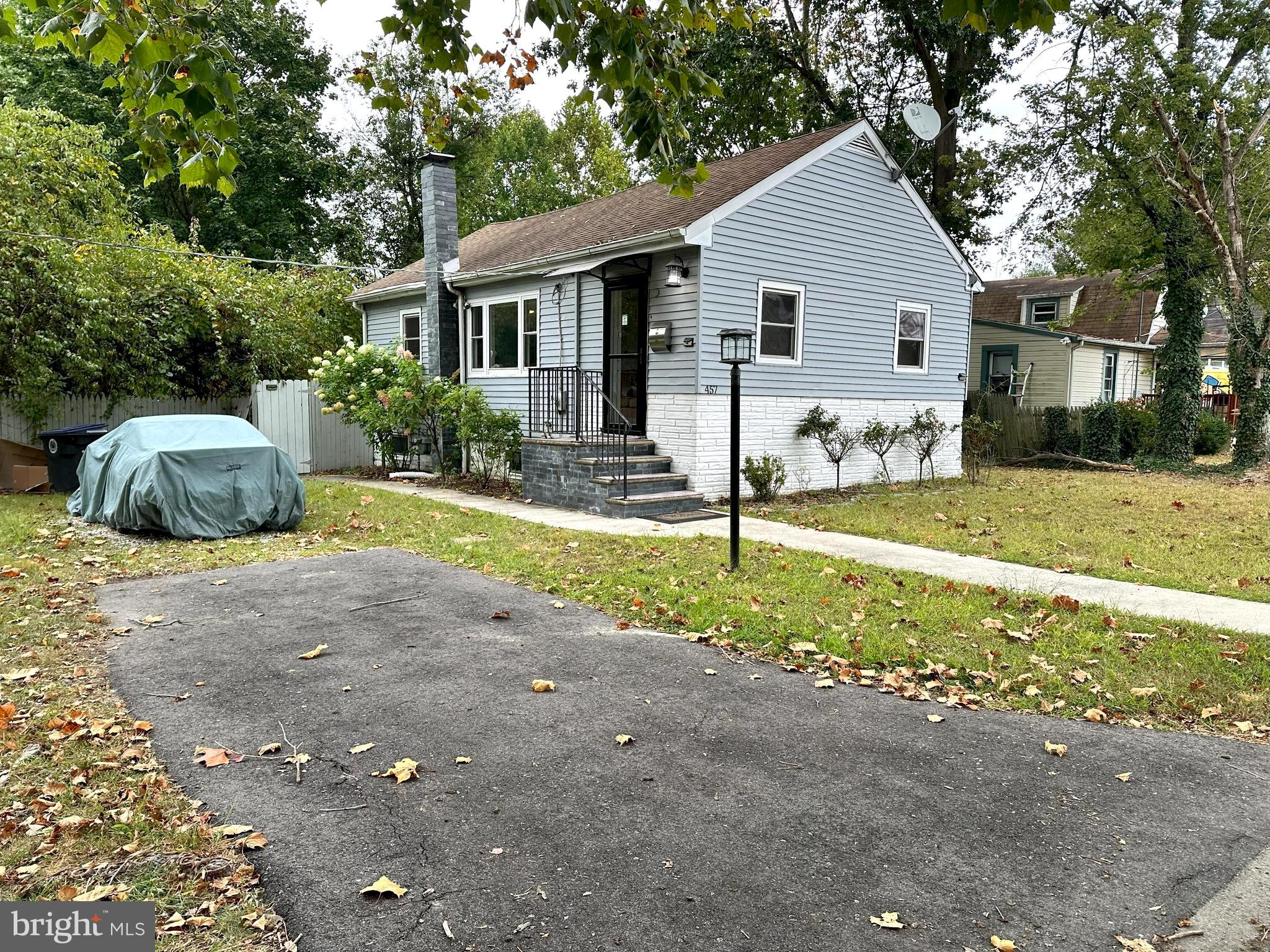 a view of a house with backyard and tree s