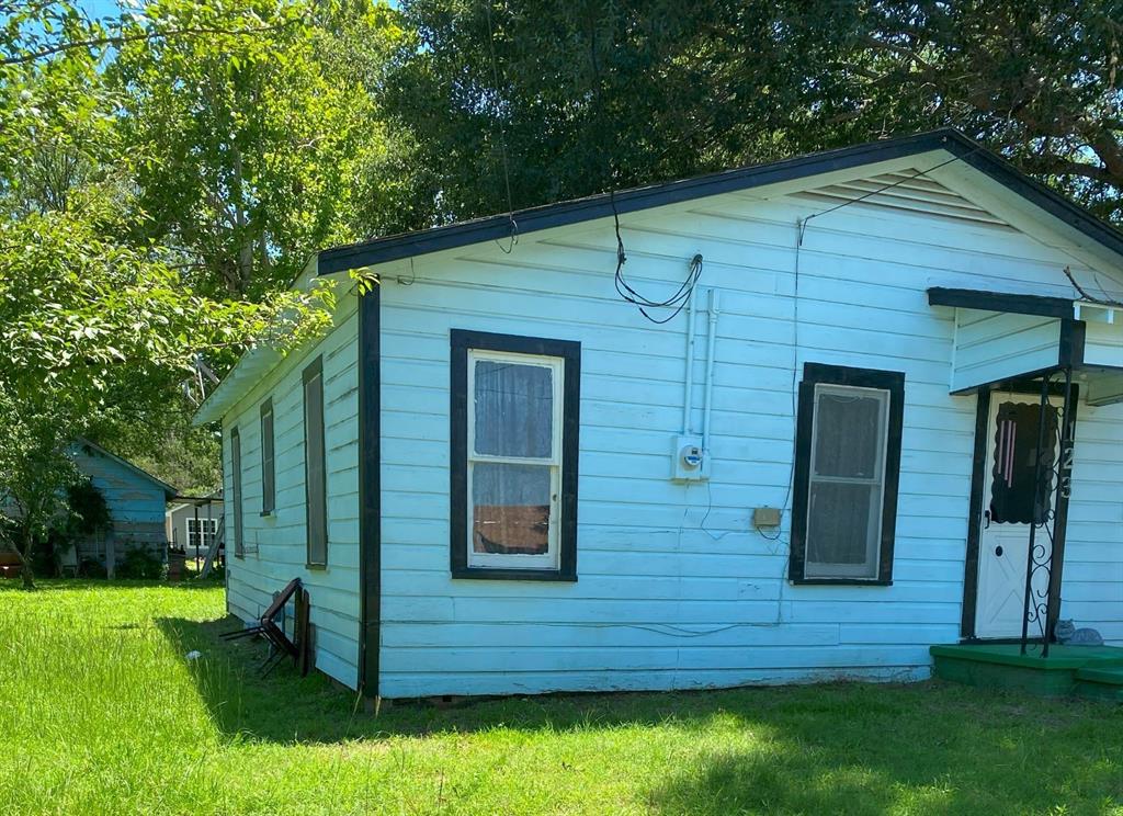 a view of front of a house with a yard